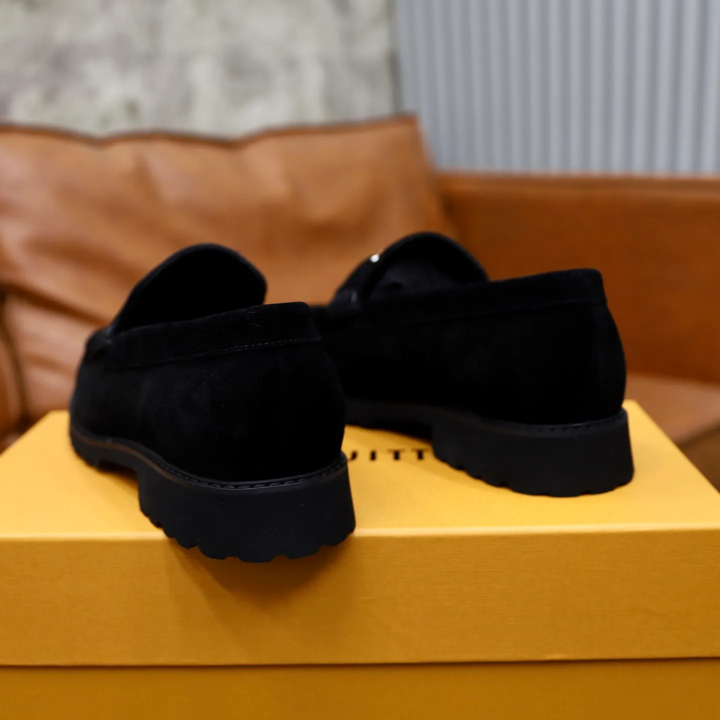 Ex-factory price: 600💰Louis Vuitton LV men's classic Oxford shoes, men's business formal boutique leather shoes, classic style, almond kernel exquisite toe, ultimate art, the whole shoe is made of imported cow leather (open edge beads), carefully selected, fine pores, excellent gloss, soft texture, strong toughness, durable and not easy to deform, apricot fetal cowhide leather lining, soft and comfortable, sweat-absorbent and breathable. Foam outsole, original box and dust bag packaging! Size: 38–44 (45/46 customized)